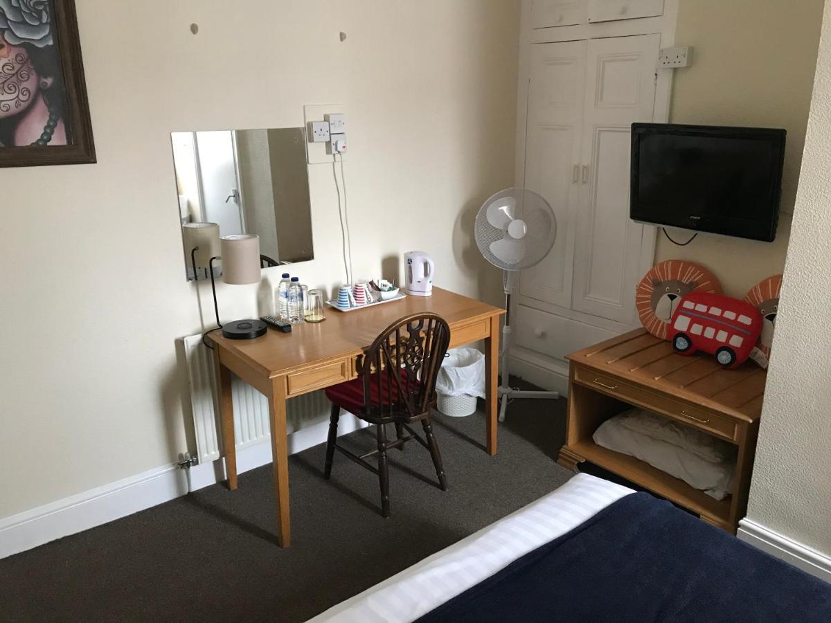 Victoria House - Self Catering Quiet Guesthouse - Adult Singles And Couples Only Blackpool Exterior foto