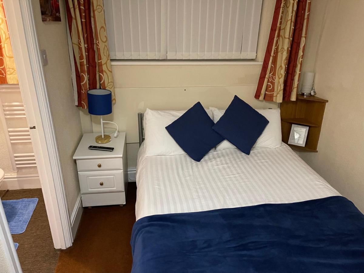 Victoria House - Self Catering Quiet Guesthouse - Adult Singles And Couples Only Blackpool Exterior foto