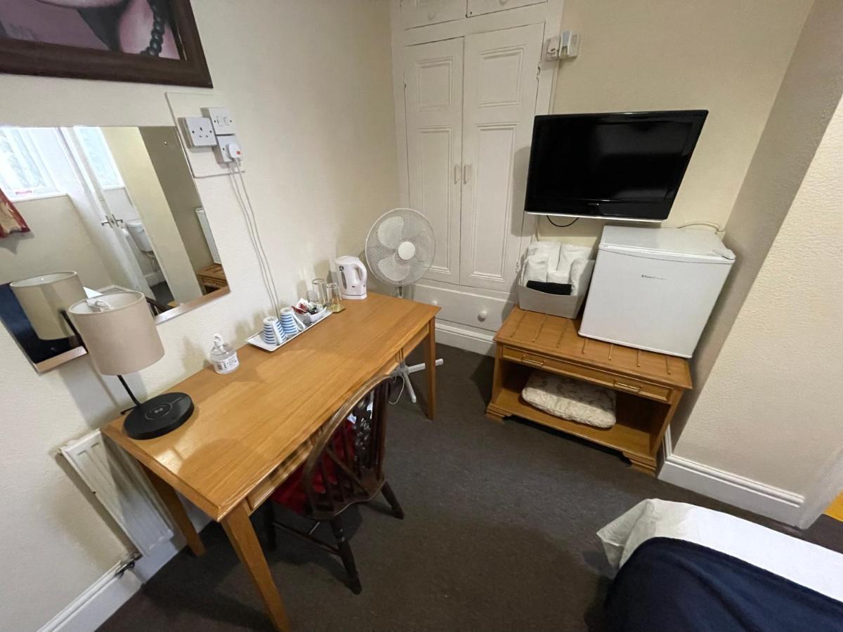 Victoria House - Self Catering Quiet Guesthouse - Adult Singles And Couples Only Blackpool Exterior foto
