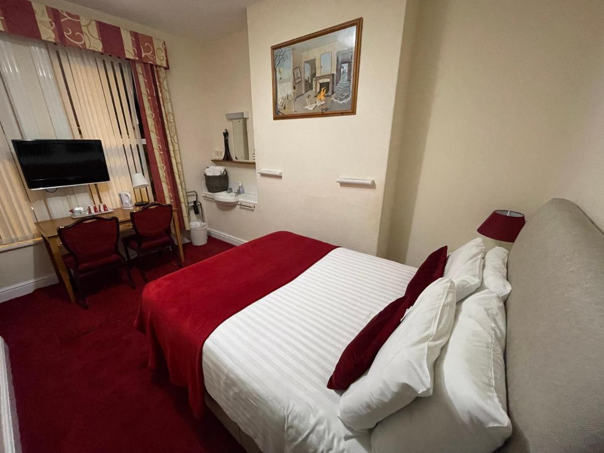 Victoria House - Self Catering Quiet Guesthouse - Adult Singles And Couples Only Blackpool Exterior foto