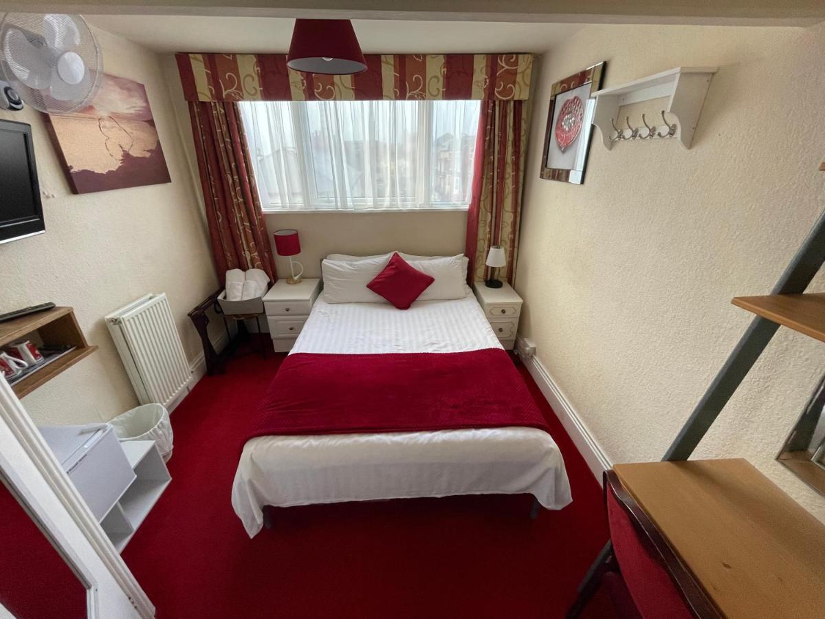 Victoria House - Self Catering Quiet Guesthouse - Adult Singles And Couples Only Blackpool Exterior foto