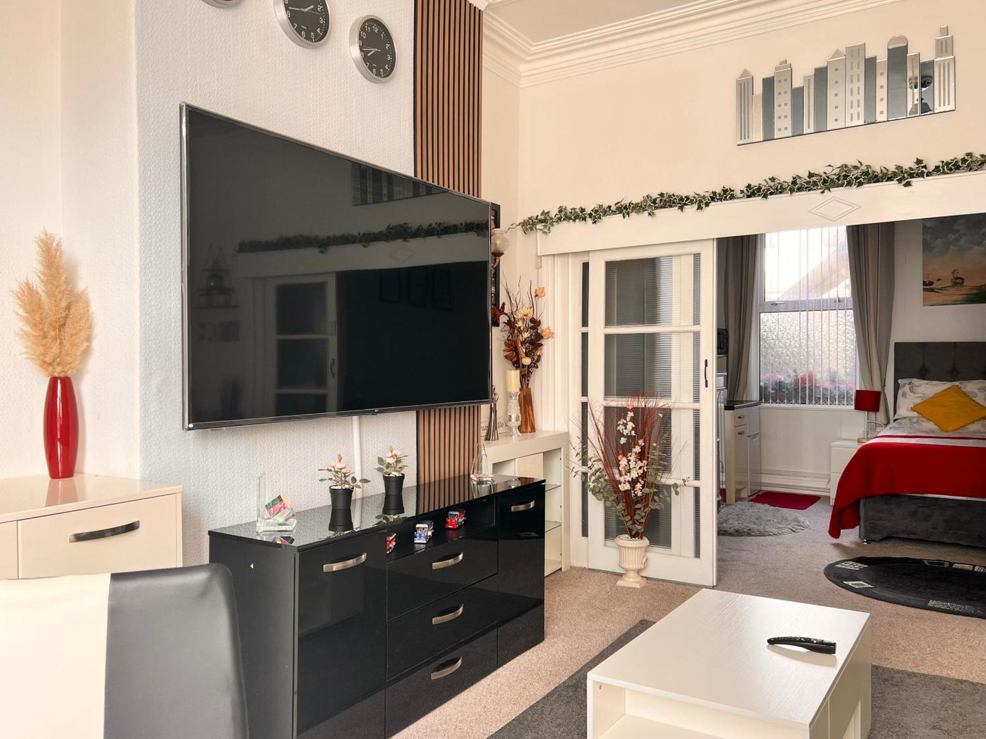 Victoria House - Self Catering Quiet Guesthouse - Adult Singles And Couples Only Blackpool Exterior foto