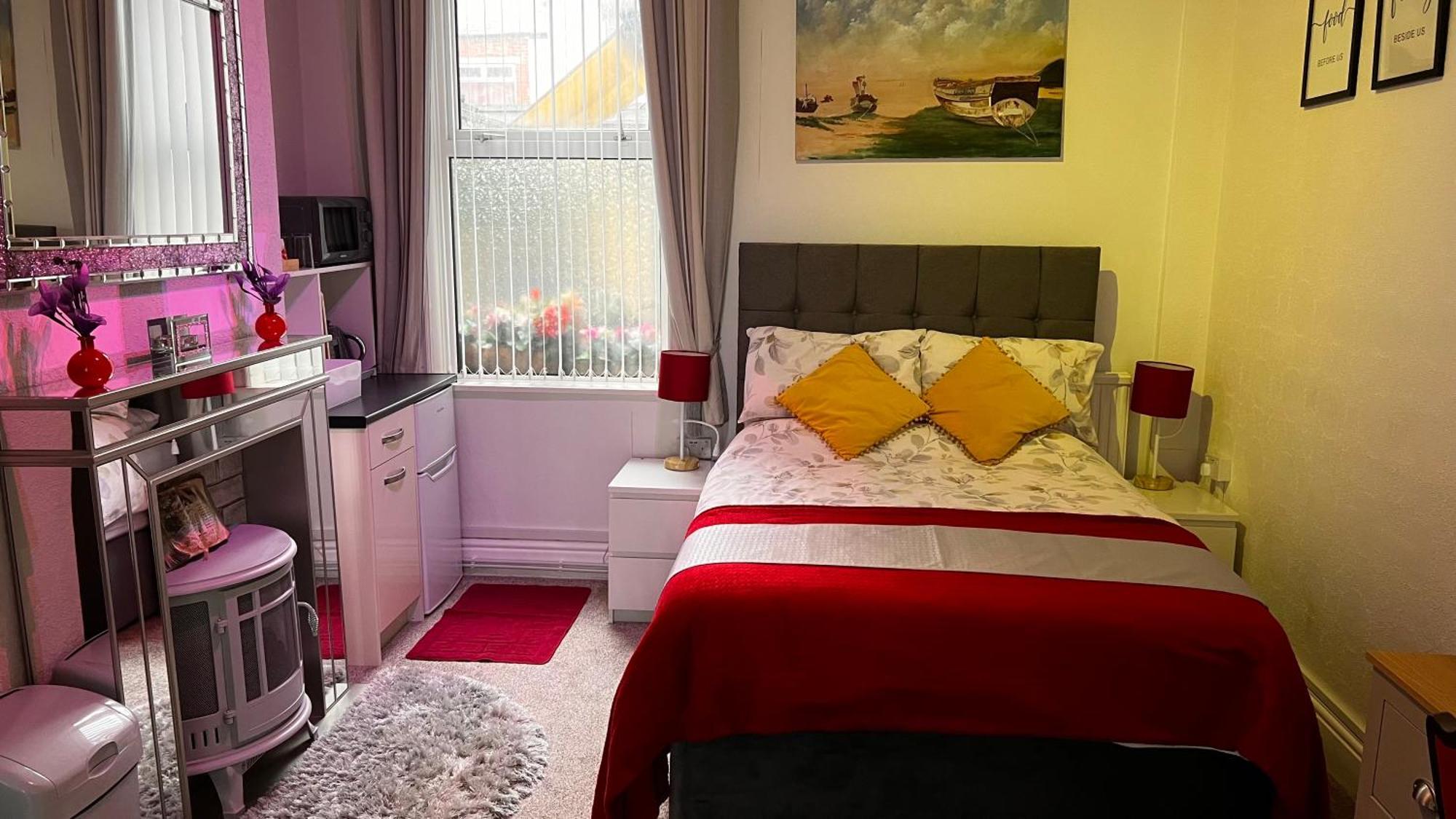 Victoria House - Self Catering Quiet Guesthouse - Adult Singles And Couples Only Blackpool Exterior foto