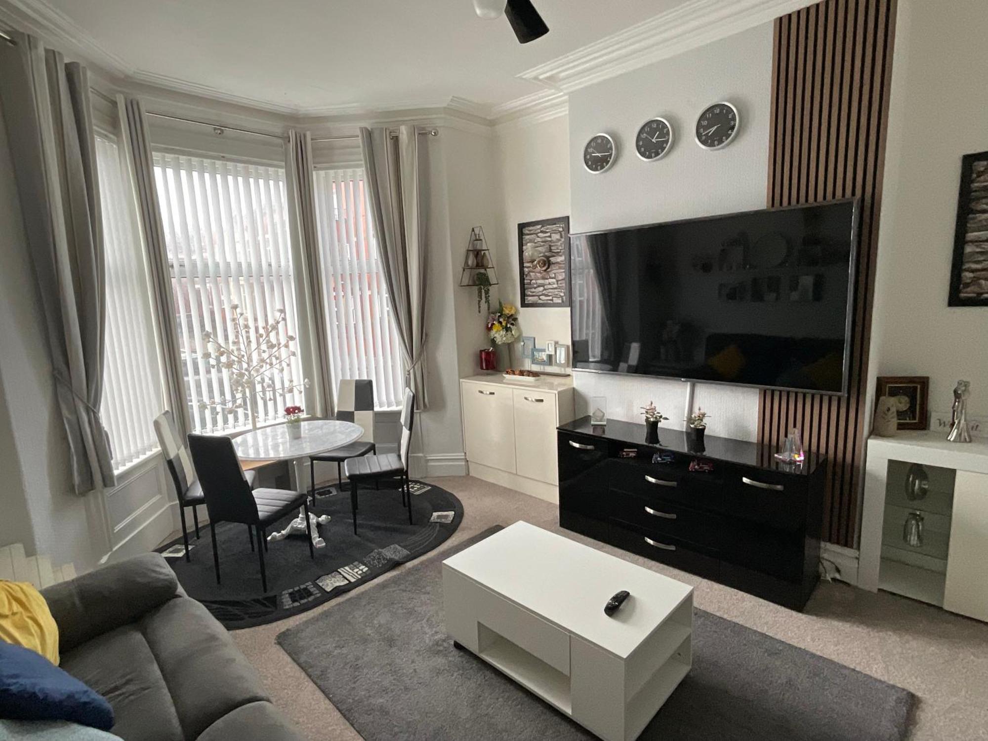 Victoria House - Self Catering Quiet Guesthouse - Adult Singles And Couples Only Blackpool Exterior foto
