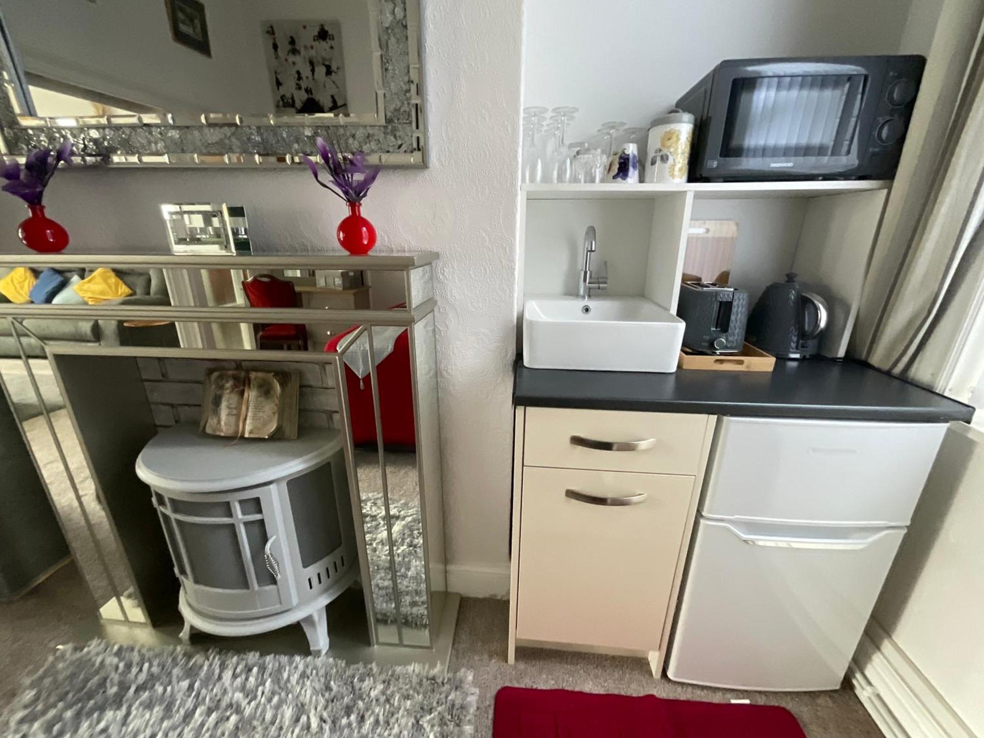 Victoria House - Self Catering Quiet Guesthouse - Adult Singles And Couples Only Blackpool Exterior foto