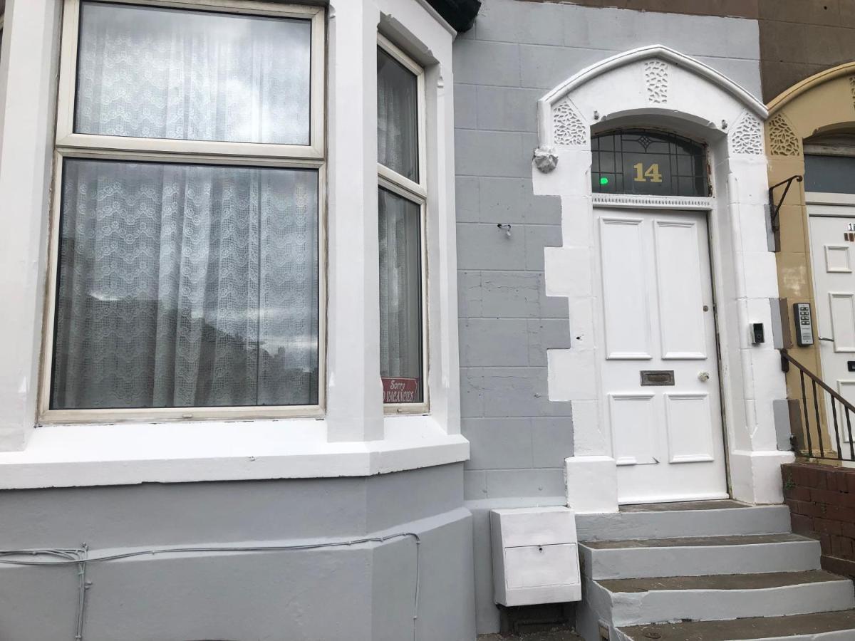 Victoria House - Self Catering Quiet Guesthouse - Adult Singles And Couples Only Blackpool Exterior foto